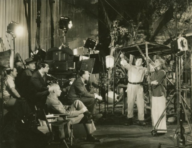 only-angels-have-wings-1939-002-howard-hawks-cast-crew-behind-the-scenes-00o-h9f