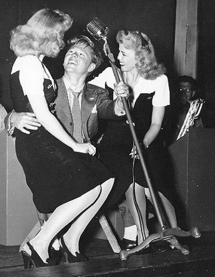 Lee-Wilde-Mickey-Rooney-Lyn-Wilde-entertaining-the-troops-at-Reno-Army-Air-Base-in-Reno-Nevada-July-22-1943.jpg