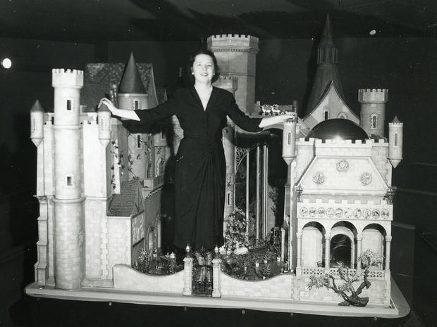 cm-colleen-moore-with-fairy-castle-2.jpg