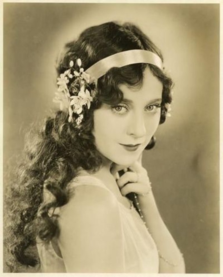 [Image: 1920s-hairstyles-1920s-flowers-hair-head....jpg?w=768]