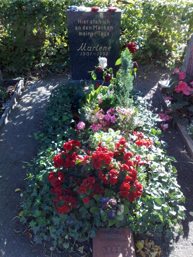 Marlene_Dietrich_grave.jpg